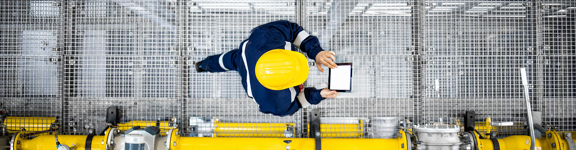 Ein Sachverständiger läuft durch eine Industrieanlage