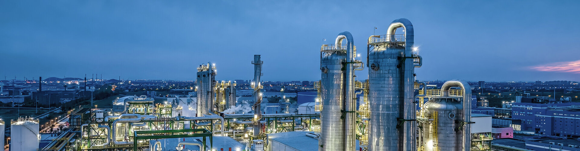 Nächtlicher Blick auf eine große Industrieanlage