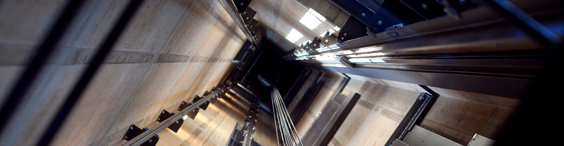 Blick in einen Aufzugsschacht