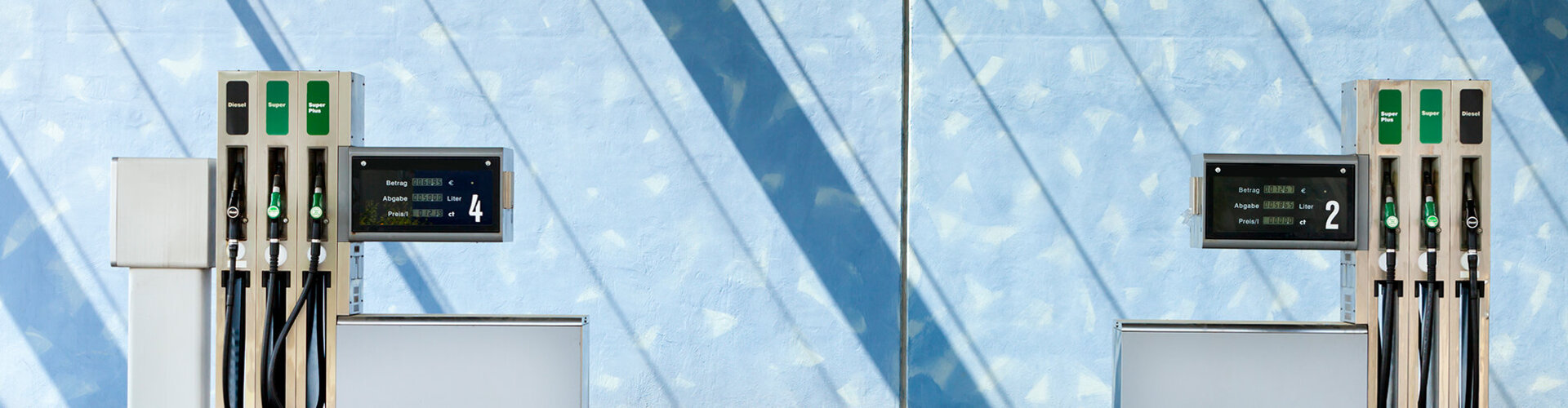 Zwei Ladesäulen an einer Tankstelle